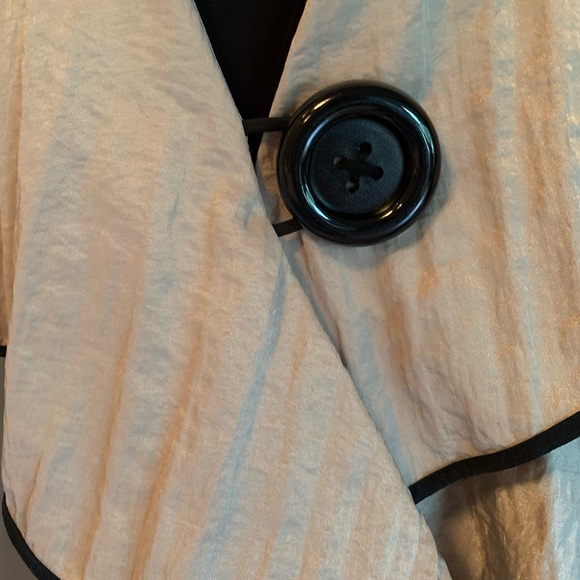 Design Today’s pale gold tone cape jacket. Size S - Picture 4 of 5